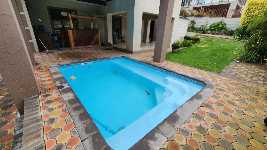 4 Bedroom Property for Sale in Menkenkop Western Cape